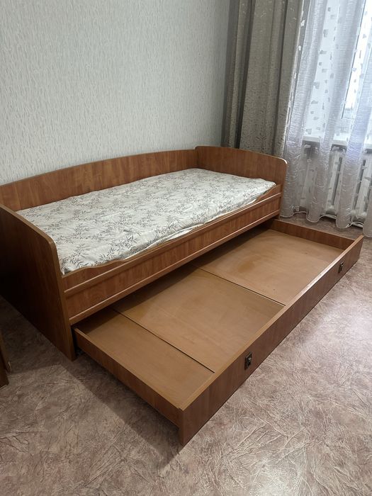 Кровать односпальная с матрасом