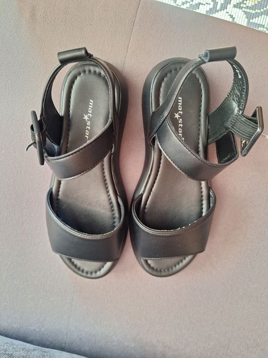 Дамски чехли и сандали