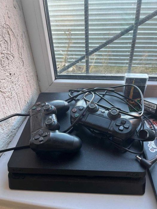 Продается PS4 новый, два джойстика в комплекте