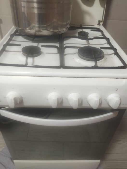 Vând aragaz funcțional!