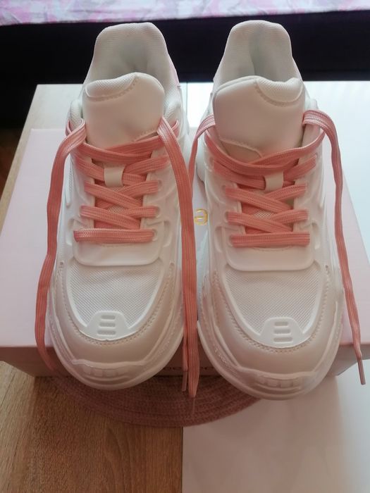 Маратонки нови 39 номер.