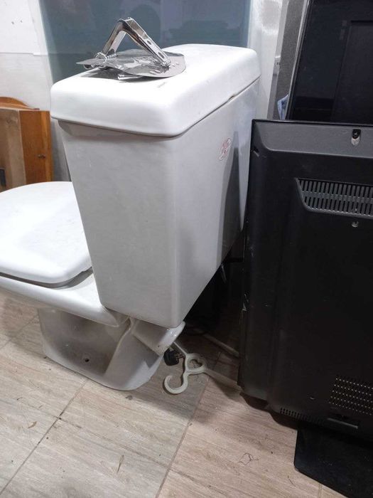 Срочно! Продаётся унитаз в отличном состоянии полный комплект