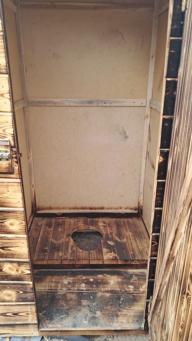 Туалет продам лакированый