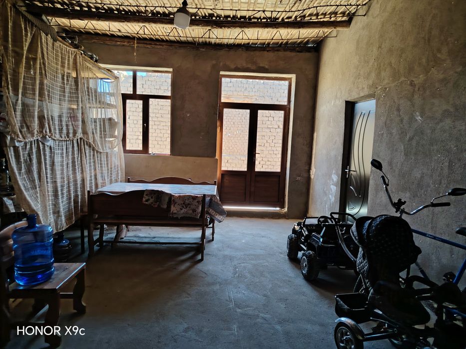 Qurilishi tugallanmagan lekin barcha sharoitlari ichida bo'lgan hovli.