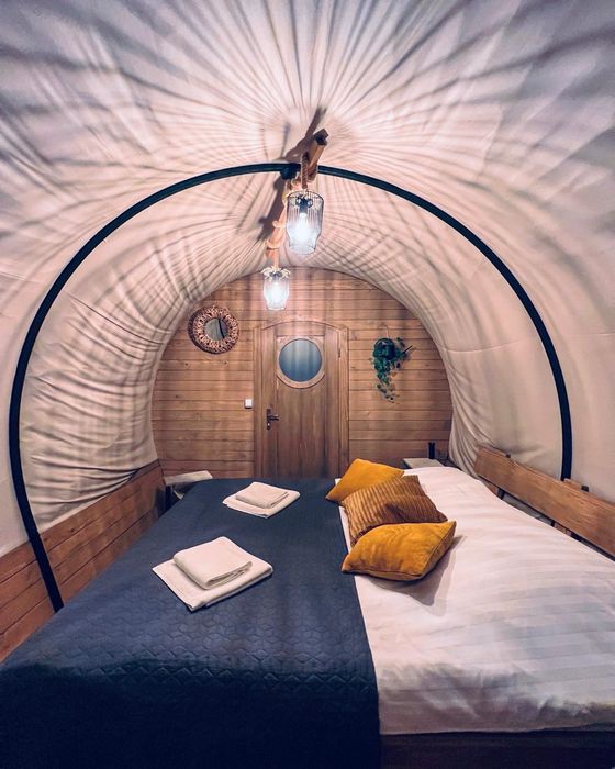 Carute cu coviltir-cabane-cabanute de locuit-Aframe