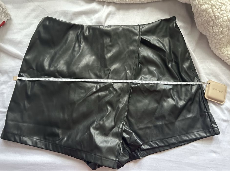 Къси кожени панталонки