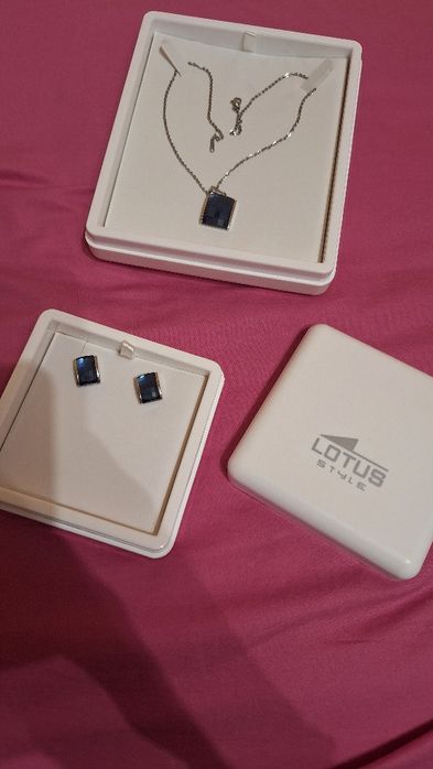 Колие и обеци със Сваровски