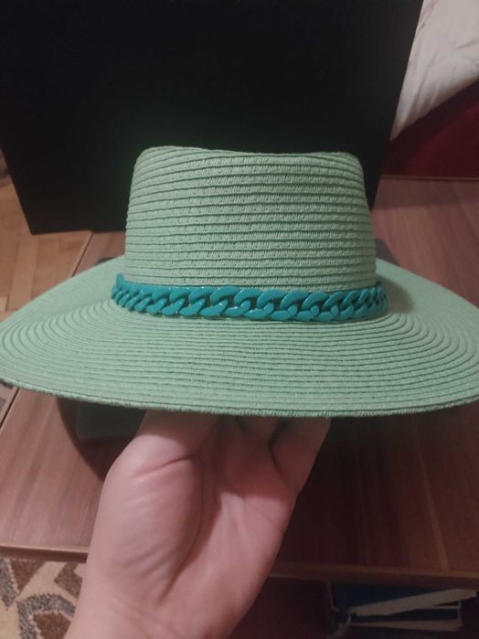 Palarie verde, cu lant verde, eleganta
