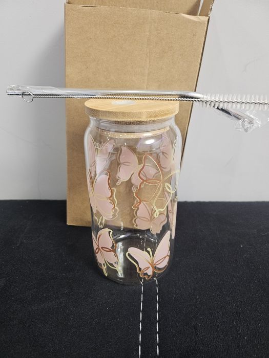 Стъклена чаша със сламка