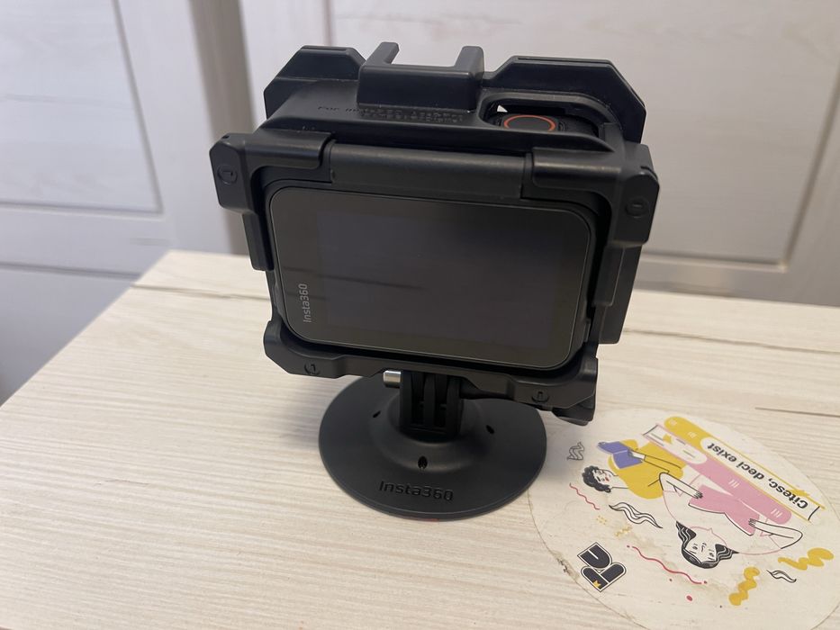 Insta360 - Ace Pro, 8K , camera actiune + accesorii , prindere casca  si 3 acumulatori  noi  + SD 64  : Bucuresti