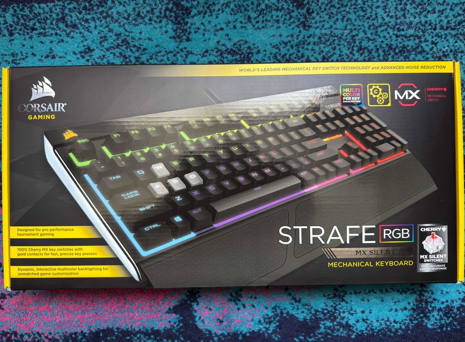 Механична геймърска клавиатура Corsair Strafe RGB