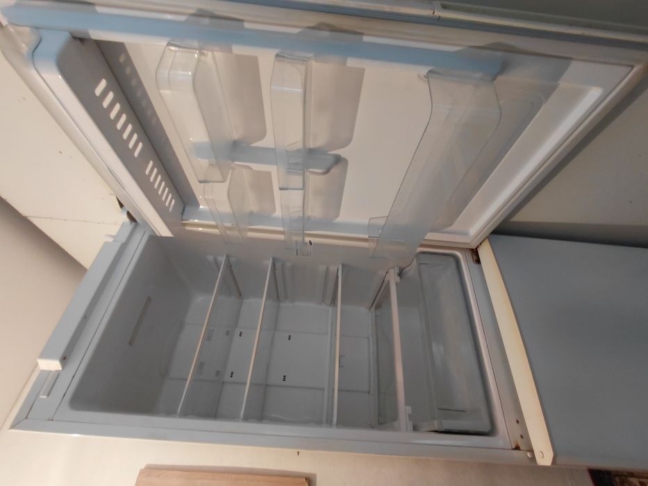 Продам холодильник требует ремонта