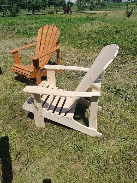 Scaune de grădină model Adirondack.