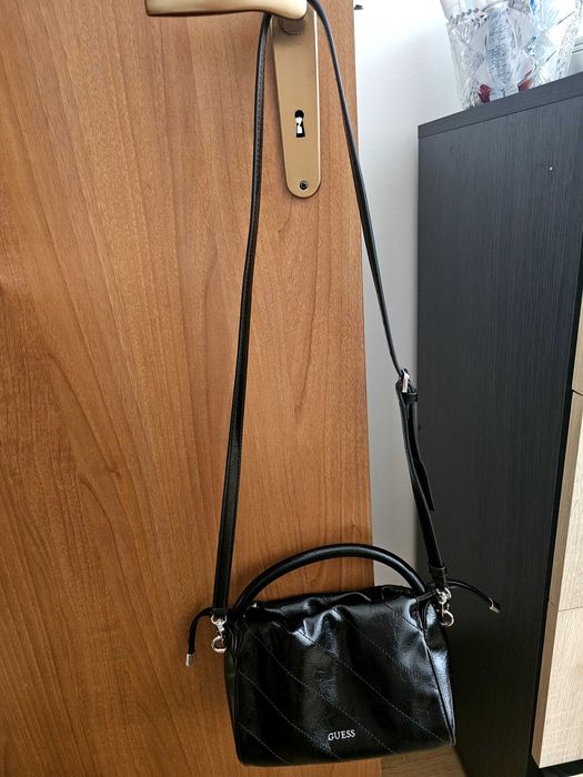 Дамска черна чанта Guess