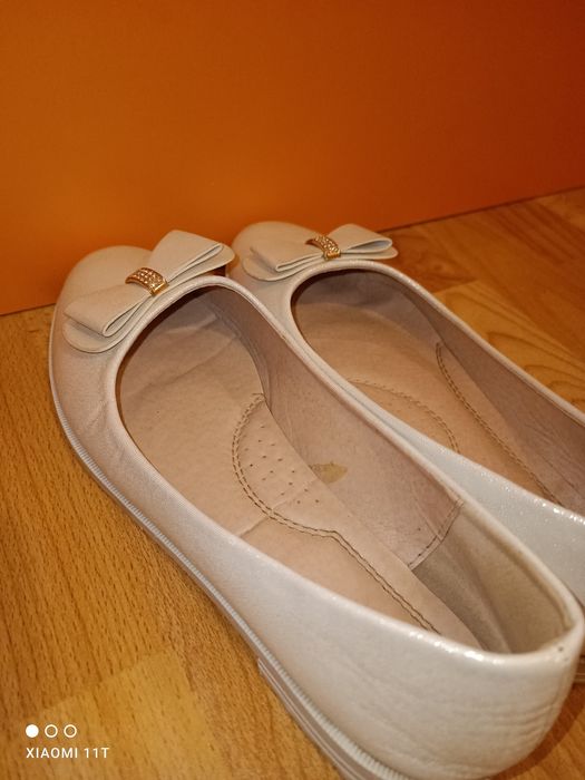 Дамски бели запазени обувки - балеринки 39 номер.