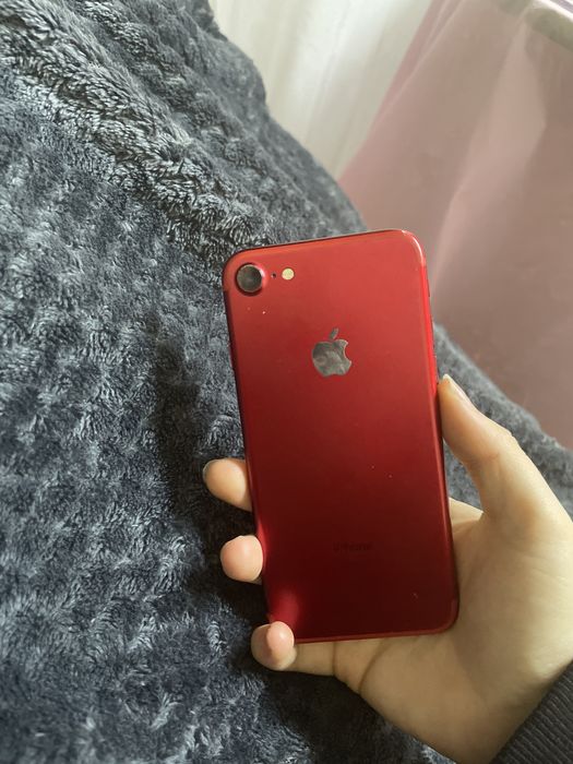 Айфон 7, в крассном цвете