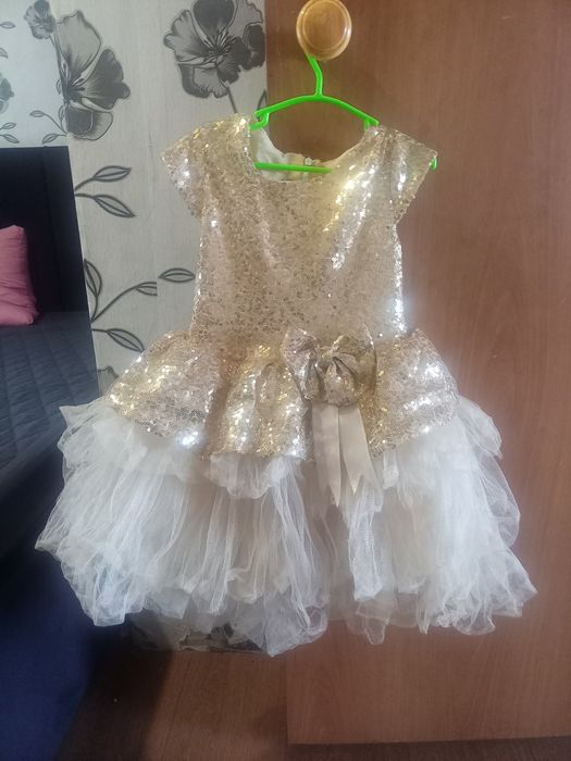 Продам платье 4- 5 лет