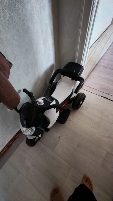 Продам детский мотоцикл и два самоката