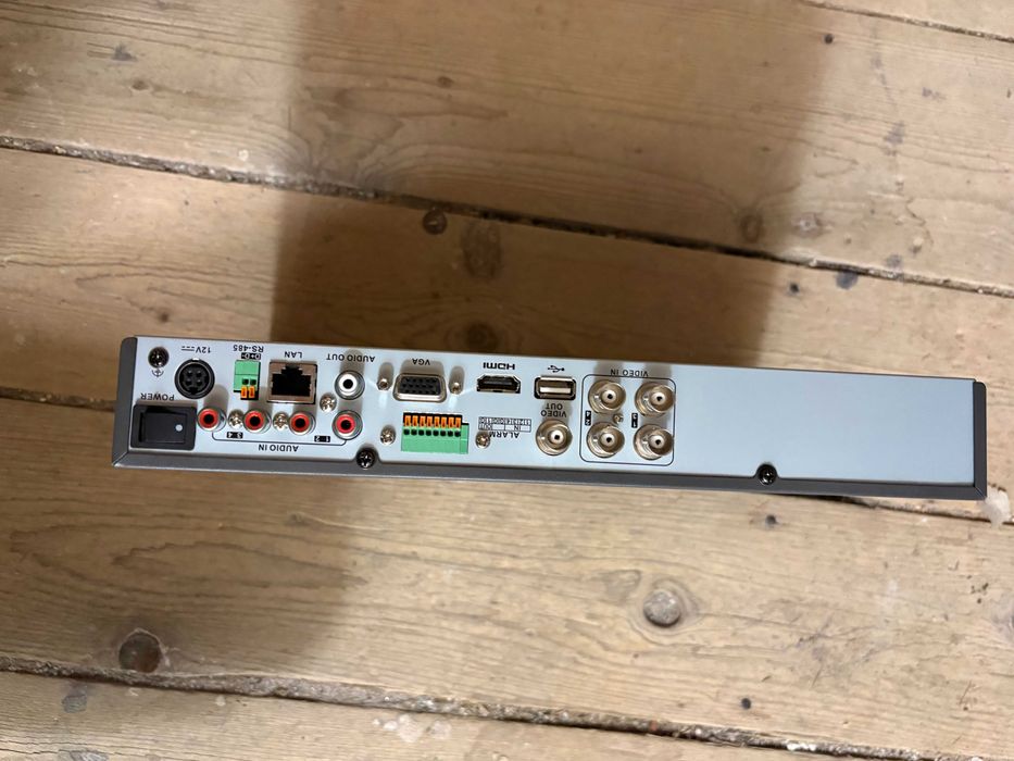 DVR Hikvision DS-7204HUHI-K1 8 canale IP, 4 canale Turbo HD H.265+ folosit 3 luni stare ca nou