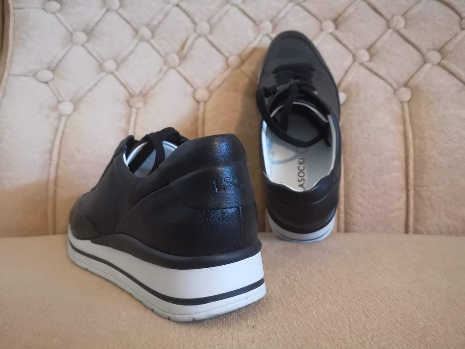 Продавам дамски обувки - сникърси Lasocki