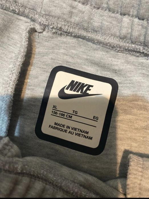 Pantaloni nike tech