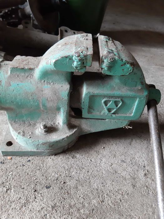 Тиски слесарные советские