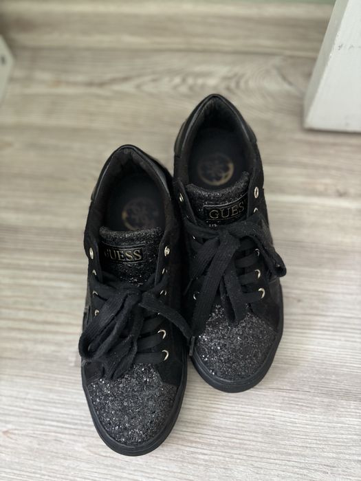 Продавам обувки Guess