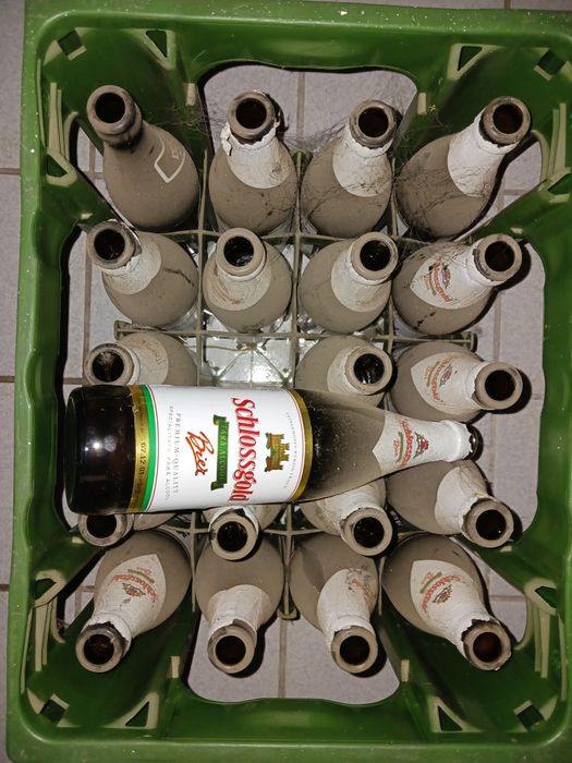 Vând navete complete sticle diverse de suc, bere