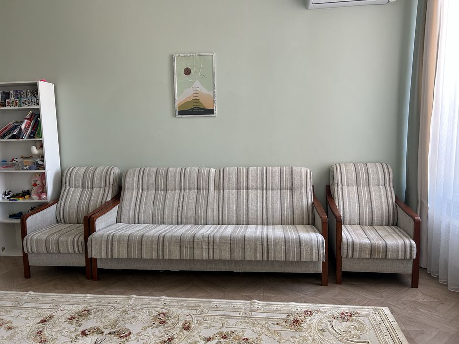 Срочно продается диван-книжка с креслами!