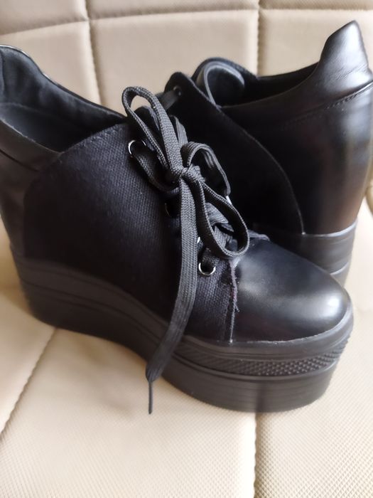 Vând pantofi cu platforma
