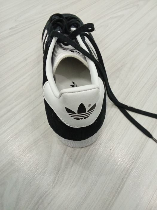 Adidas gazelle black and white