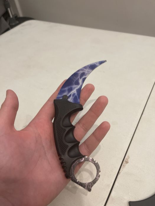 Karambit cu fulgere nu are tais