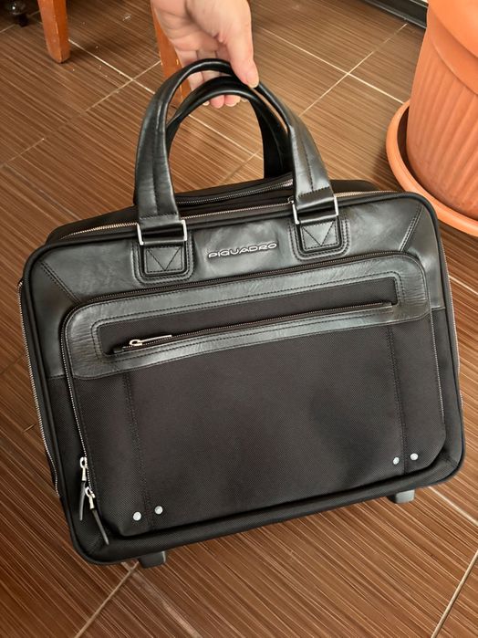 2-in-1 Servietă Piquadro cu troler de mână integrat