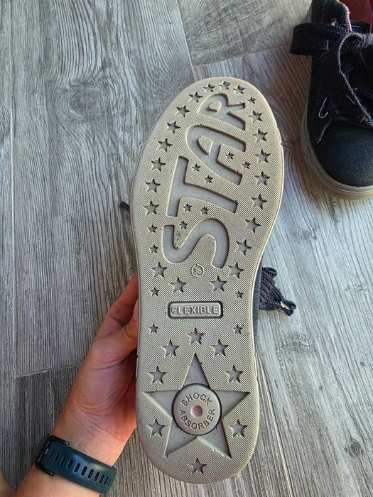 Продам детские кроссовки