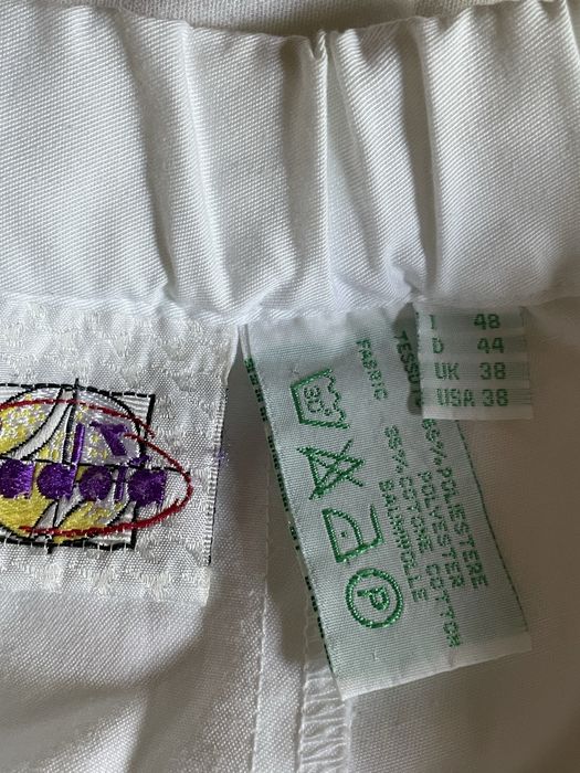 Къси бели дамски панталони