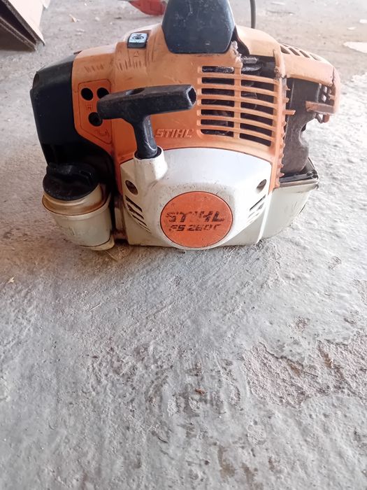 Coasa de tuns iarba  pe benzina in stare buna de funcționare fs 260 c