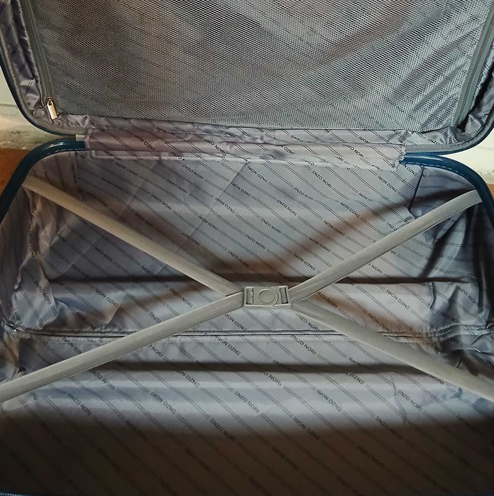 Куфар голям твърд с дръжка на колела