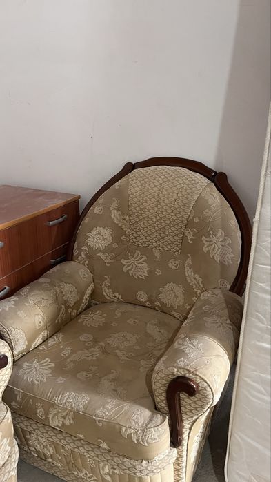 Продам 2 дивана и 2 кресла