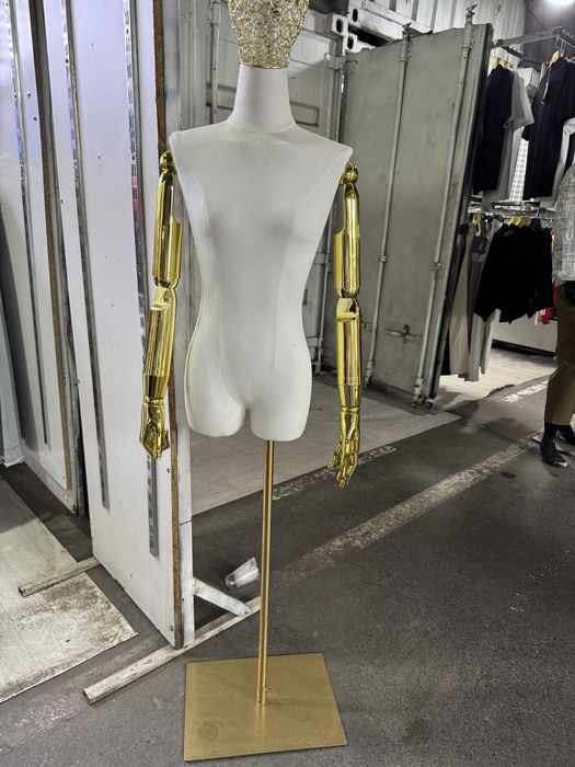 Манекен выстовочный