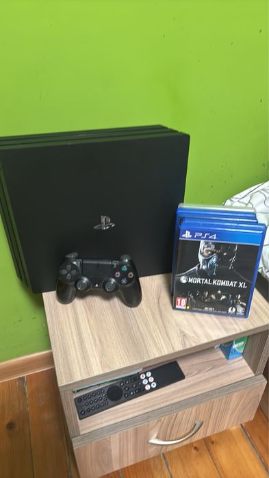 Playstation4 pro 1 TB със 5 игри