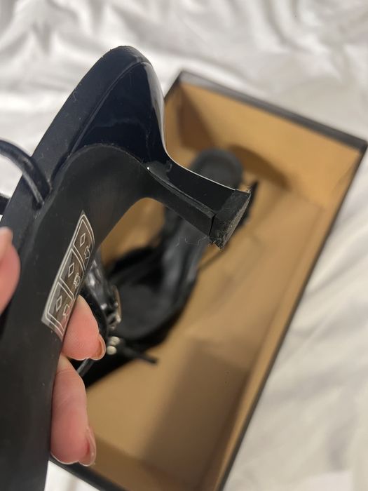 Стилни черни обувки на ток