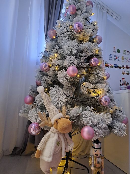 Brad artificial cu aspect nins nou in cutie 180 cm