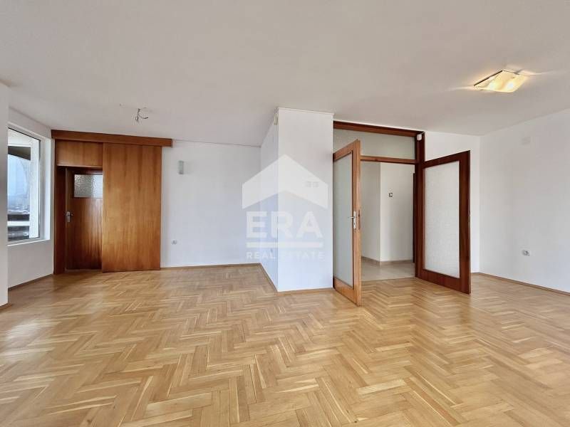 Дава се под наем Тристаен апартамент в София, Изток - 120 кв.м за 1150 € - Снимка #2