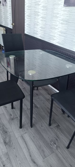 Продам стол стеклянный и 4 стула (комплект)