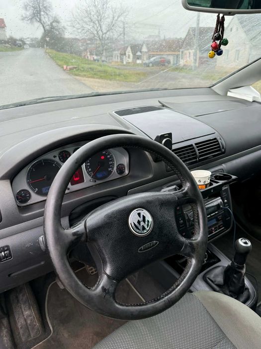 Vând Volkswagen Sharan