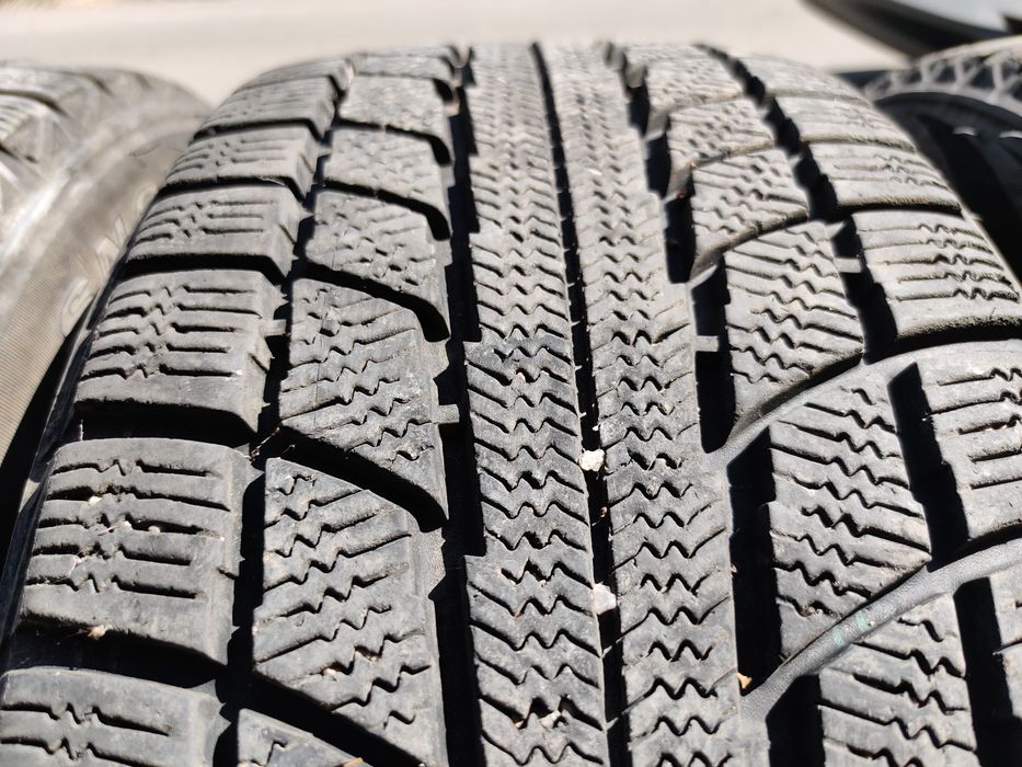 Продам зимние шины 215/55 R17