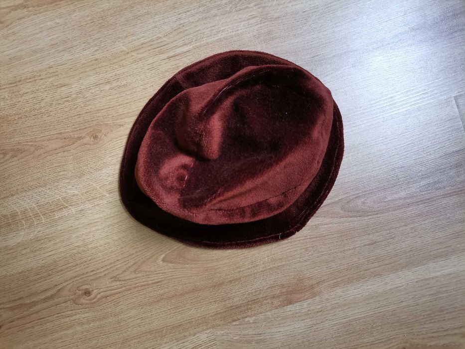 Кафява шапка от плюш с периферия