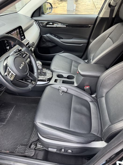 Kia seltos 2024 sotiladi. Rangi qora lyuk bor full.