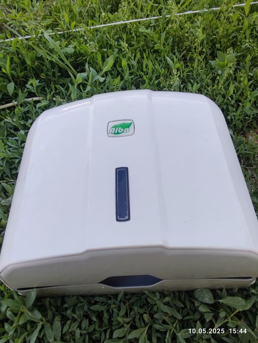 Продам диспенсер для бумажных полотенец