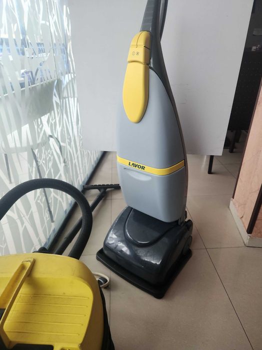 Машина за миене на подове